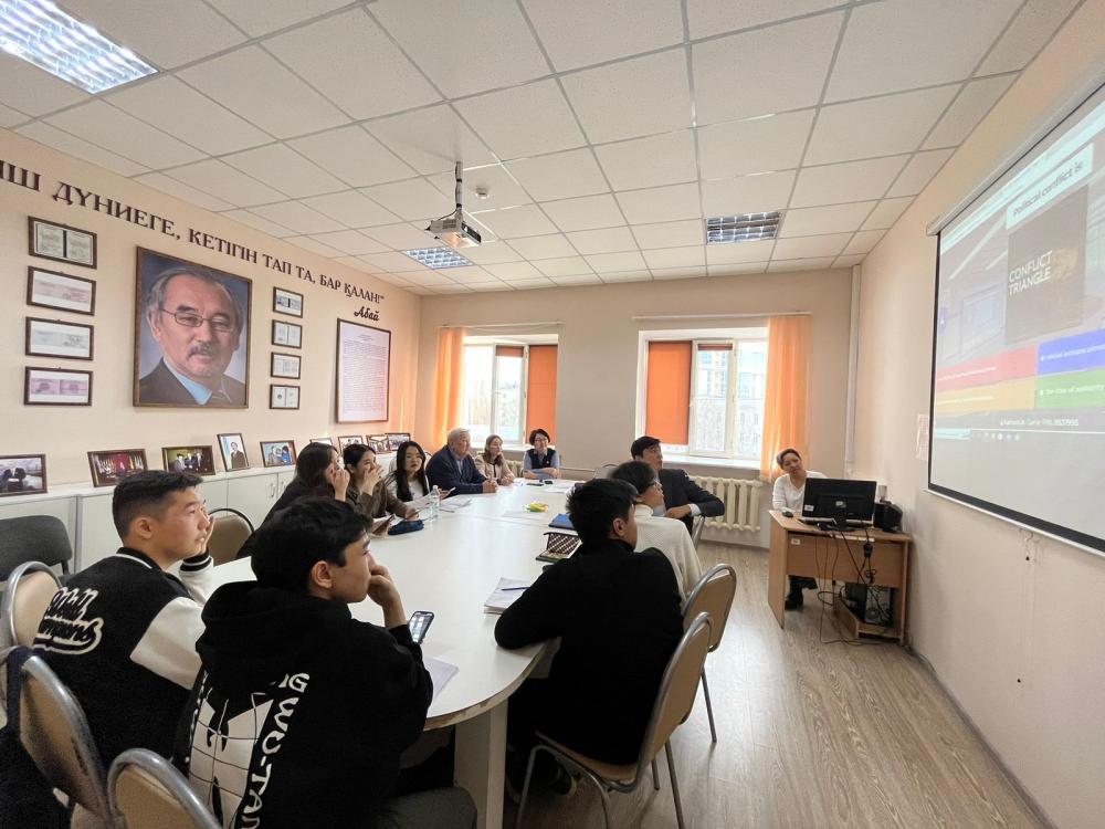 Старший преподаватель кафедры политологии Турсынбек  Алия провела открытое занятие на тему «Политические конфликты и кризисы»